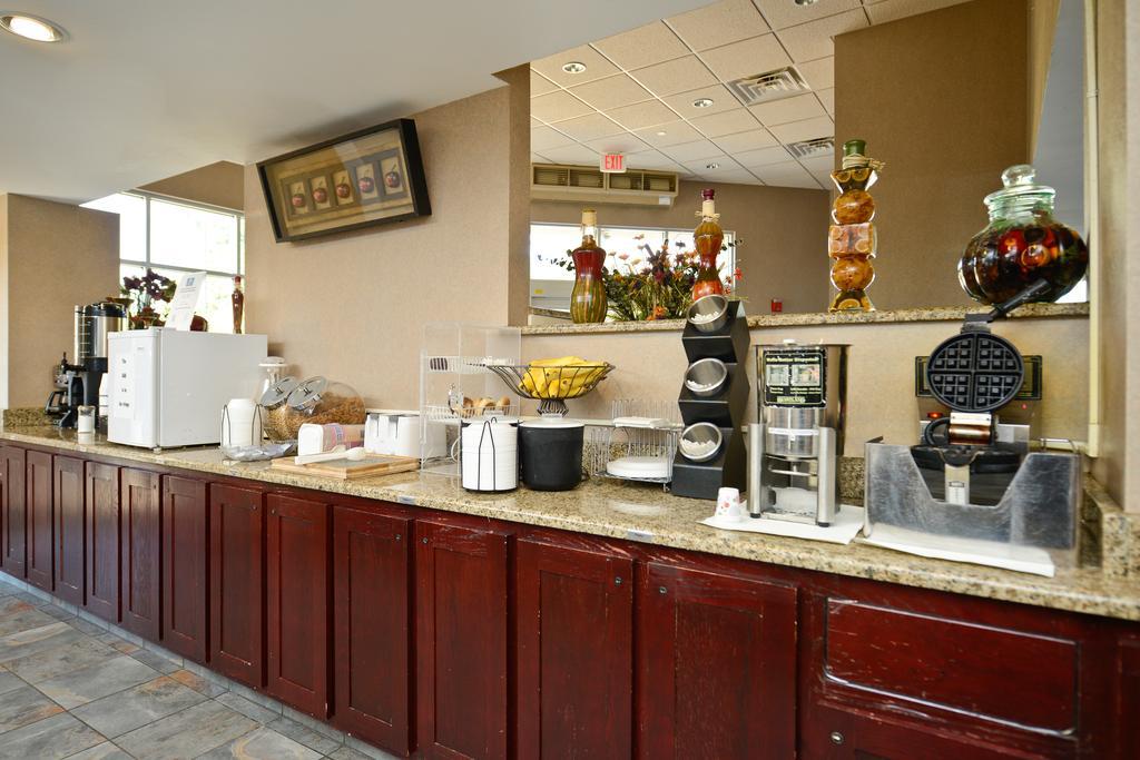 Americas Best Value Inn And Suites Overland Park Restaurant photo