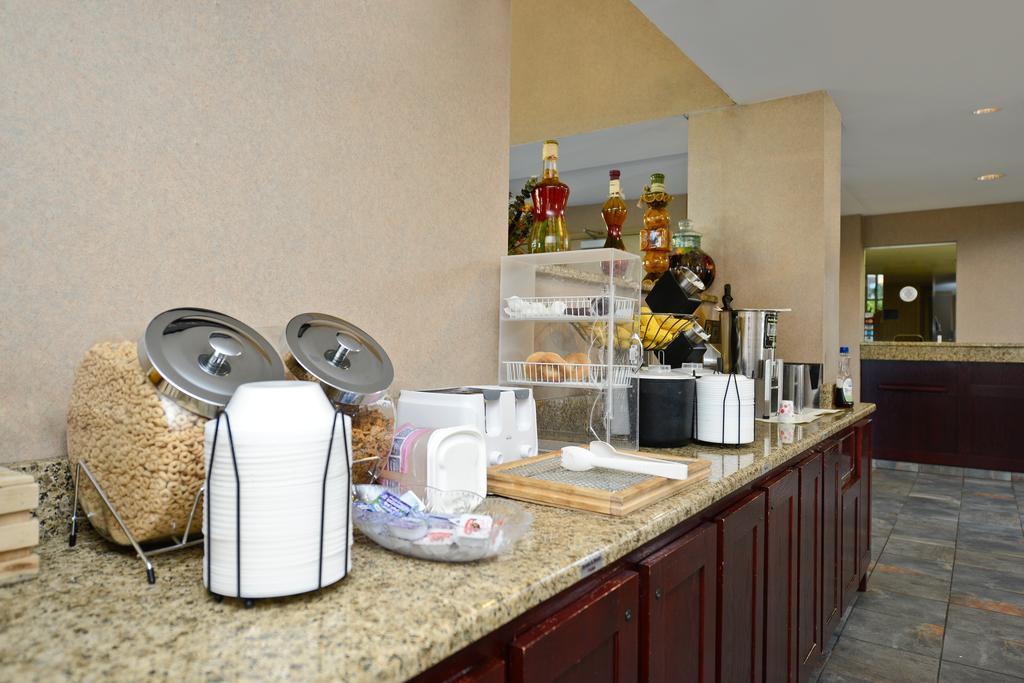Americas Best Value Inn And Suites Overland Park Restaurant photo